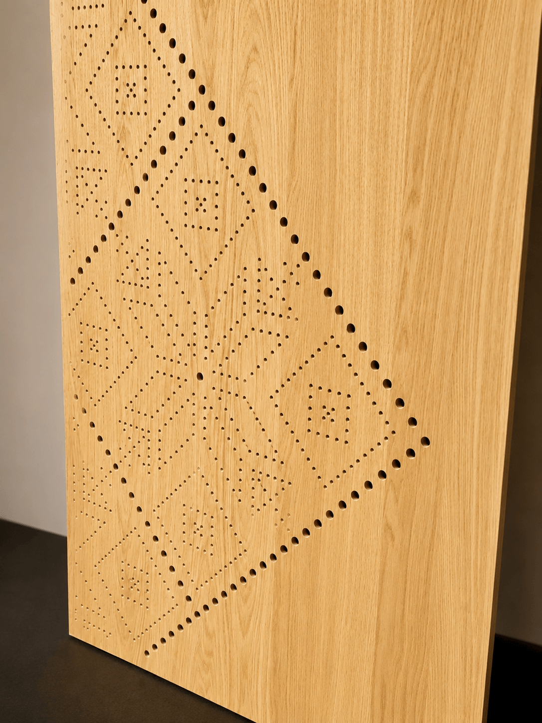 Dekoratívny drevený perforovaný panel frézovaný na CNC stroji